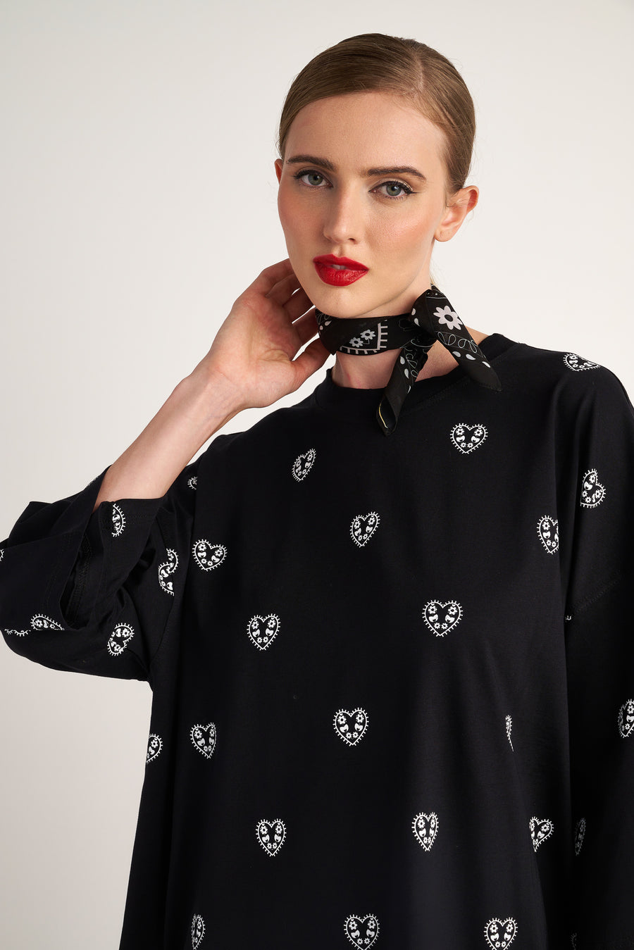 Whitney T-Shirt (Hearts pattern black)